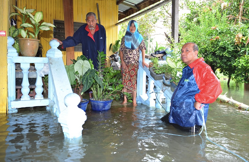 Flood victims Mail@Ismail Yusof (left), 67 and his wife, Kasmat Abdullah (centre), 57, at their house in Kampung Wakaf Stan in Kubang Kerian, December 22, 2014. u00e2u20acu201d Bernama pic
