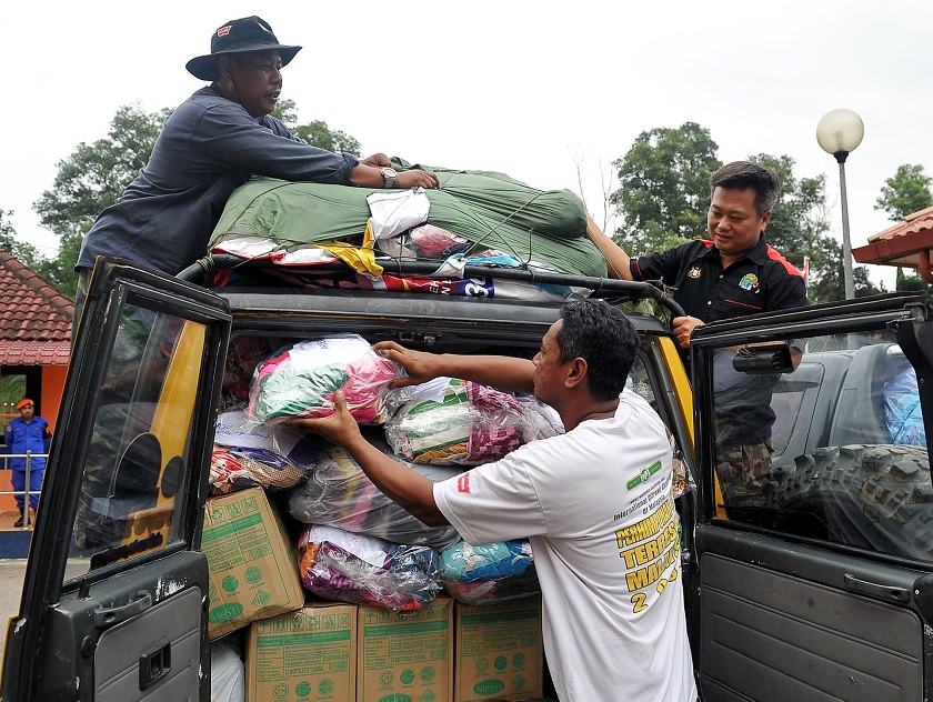 Members of the Johor 4x4 Adventure Club load supplies onto a four wheel drive at the launch of the disaster humanitarian aid mission to Kelantan at the Johor JPAM headquarters in Bandar Baru Uda, Johor Baru, December 31, 2014. u00e2u20acu201d Bernama pic