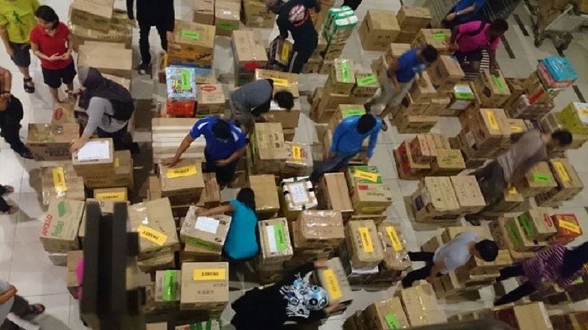 Volunteers under the Free Market’s flood relief initiative help out with collected items at the Subang Skypark, December 28, 2014. — Picture courtesy of Syed Azmi Alhabshi