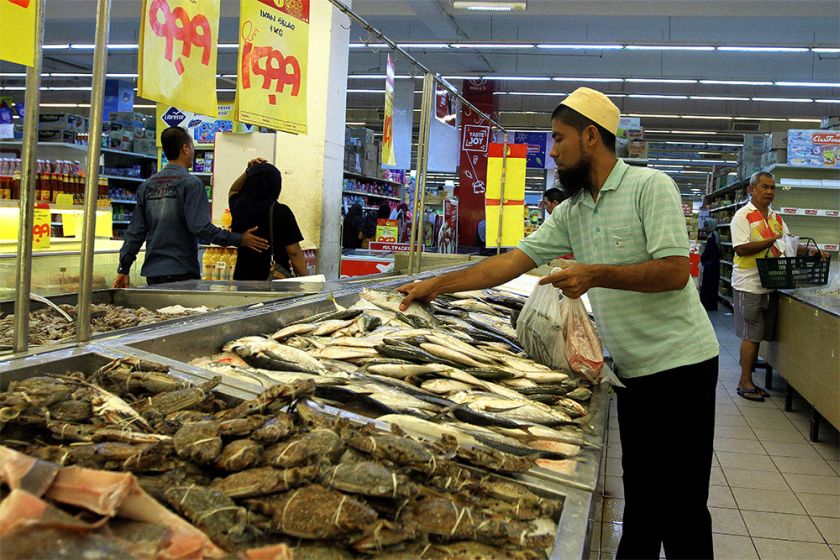 Water levels in Kelantan are beginning to recede and people are coming out to go out and buy goods. u00e2u20acu2022 Picture by Yusof Mat Isa 