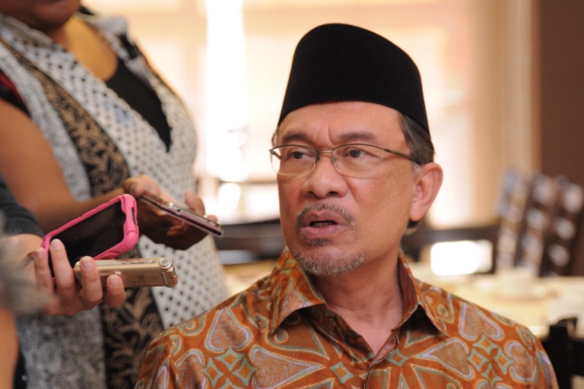 Datuk Seri Anwar Ibrahim speaks at a mosque committee programme by the Penang Islamic Foundation in Penang, December 10, 2014.  u00e2u20acu201d Picture by K.E. Ooi