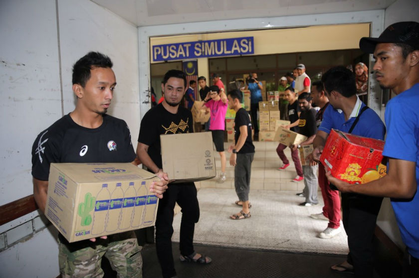 IM4U volunteers helping to load flood relief parcels into the lorry at Pusat Simulasi, Kompleks Sukan Negara, Bukit Kiara, Kuala Lumpur, December 28, 2014. u00e2u20acu201d Picture by Choo Choy May