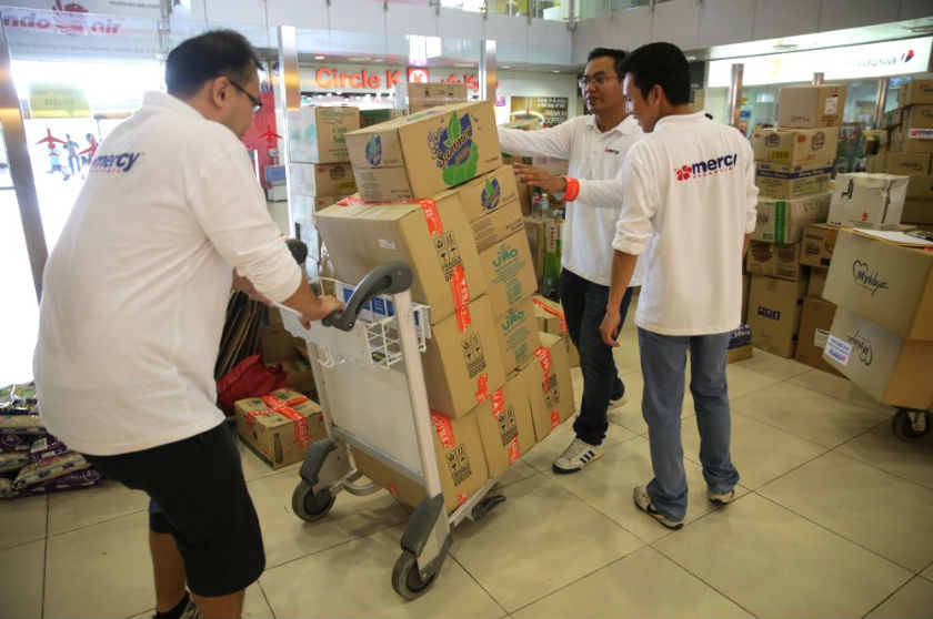 According to the writer, good deeds go beyond racial boundaries, as do profiteering and rent-seeking which could be seen in the way Malaysians responded to give out aid during the recent floods. — Picture by Choo Choy May