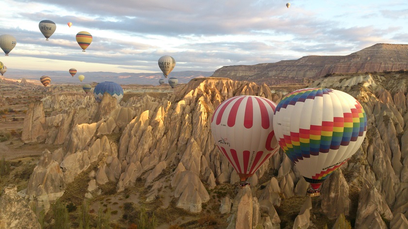 Two hot-air balloons collide in the sky over Turkeyu00e2u20acu2122s Cappadocia region in this October 20, 2013 file picture. u00e2u20acu201d Picture by Debra Chong
