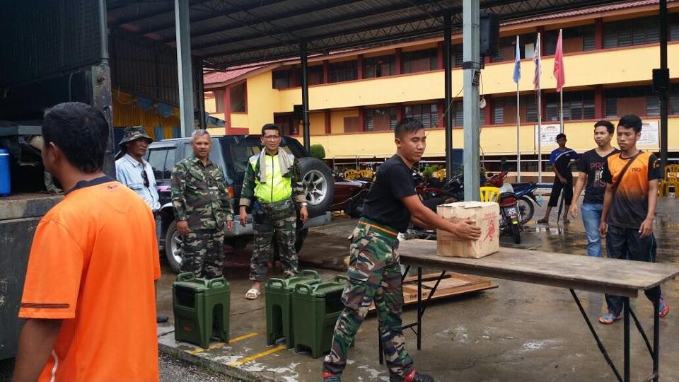 Armed personnel set up food supplies at a relief centre in Kuala Krai, Kelantan, December 27, 2014. u00e2u20acu201d Picture by Azlyn Balqisn