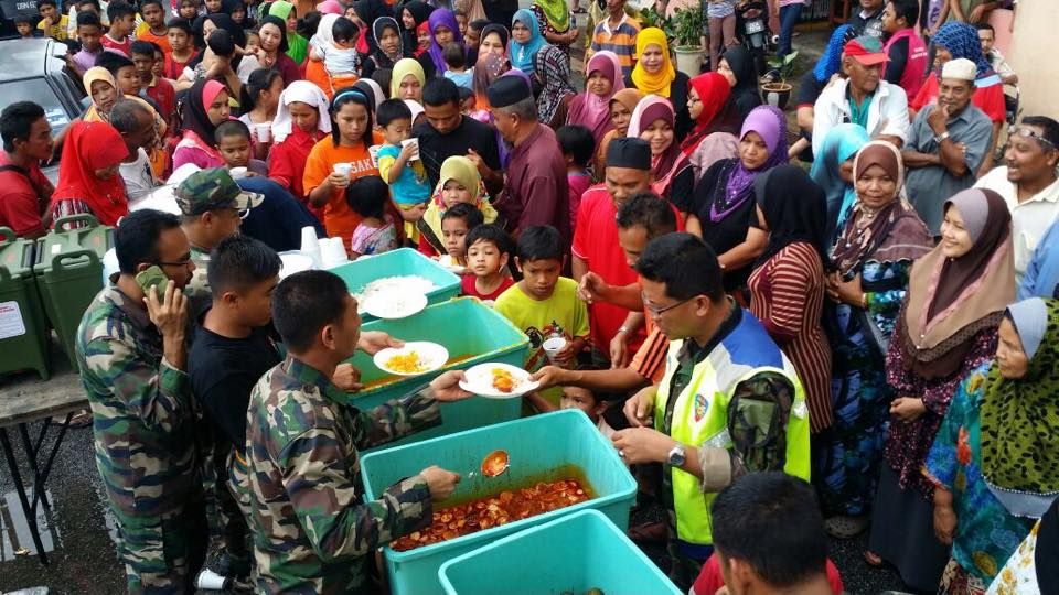 Flood evacuees queue-up for food at a relief centre in Kuala Krai, Kelantan, December 27, 2014. u00e2u20acu201d Azlyn Balqis