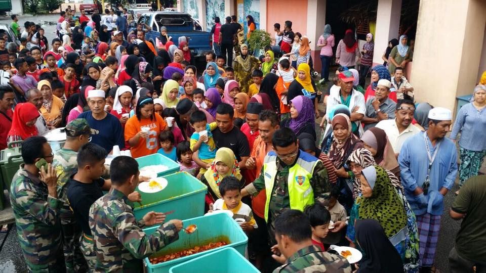 Flood evacuees queue-up for food at a relief centre in Kuala Krai, Kelantan, December 27, 2014. u00e2u20acu201d Azlyn Balqis