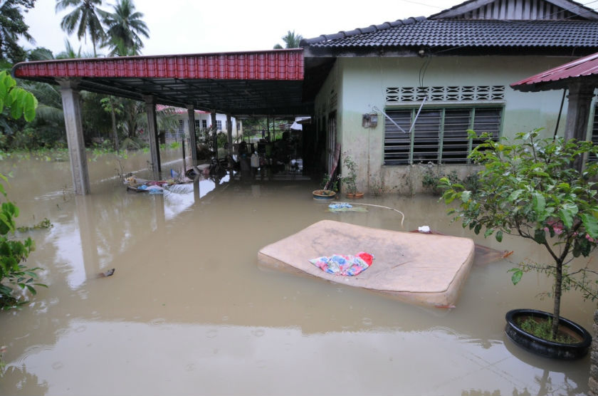 Items belonging to Sayong village residents floating on flood water in Kuala Kangsar, Perak, December 26, 2014. u00e2u20acu201d Picture by K.E. Ooi