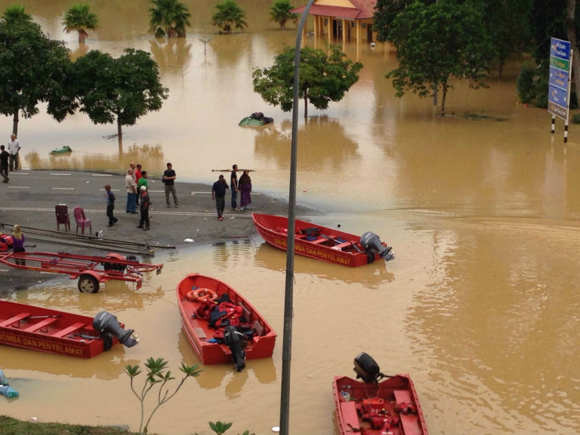 The Fire and Rescue Department deploys its boats to ferry much-needed food and emergency supplies along Jalan Utama Jengka in Temerloh, Pahang, December 28, 2014. u00e2u20acu201d Pic by Melissa Chi
