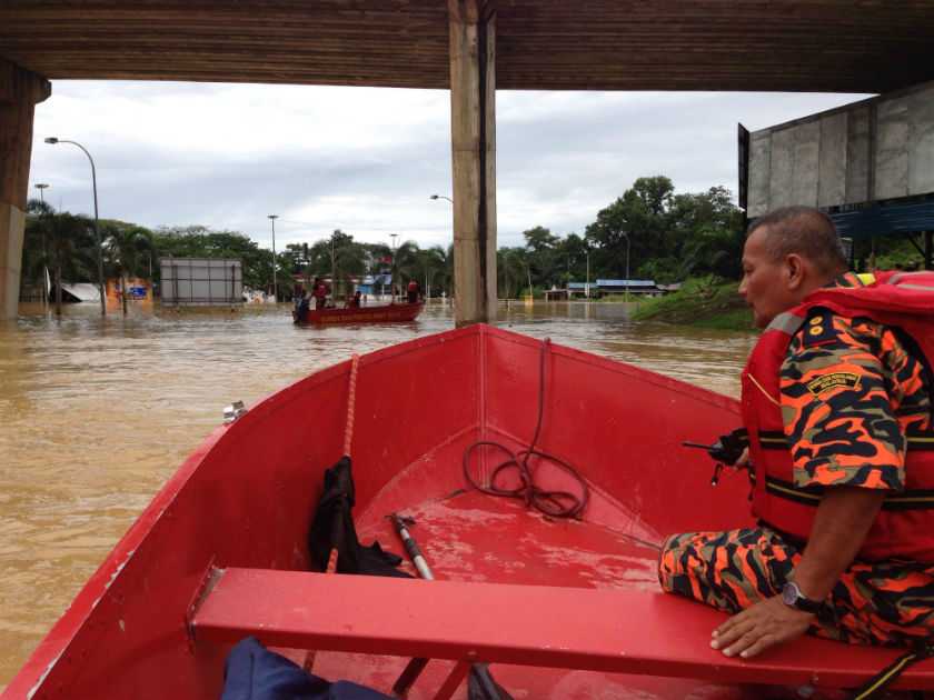Hitching a ride on a fire and rescue departmentu00e2u20acu2122s boat travelling to an evacuation centre in Kuala Krau, Termerloh, Pahang on December 28, 2014. u00e2u20acu201d Pic by Melissa Chi