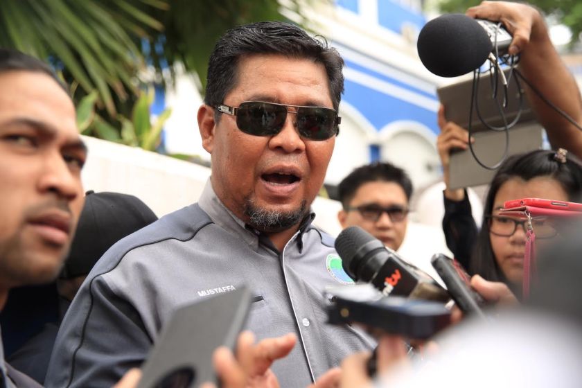 PPIM working officer Mohd Mustaffa Hamzah speaks to members of the media after lodging a police report against BFM 89.9 at Jalan Dang Wangi, December 18, 2014. u00e2u20acu201d Picture by Saw Siow Feng