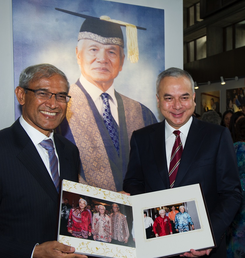 Sultan Dr Nazrin Shah receives a token at a commemoration ceremony for his late father Sultan Azlan Shah at UMu00e2u20acu2122s Dewan Tunku Canselor, December 17, 2014. u00e2u20acu201d Bernama pic
