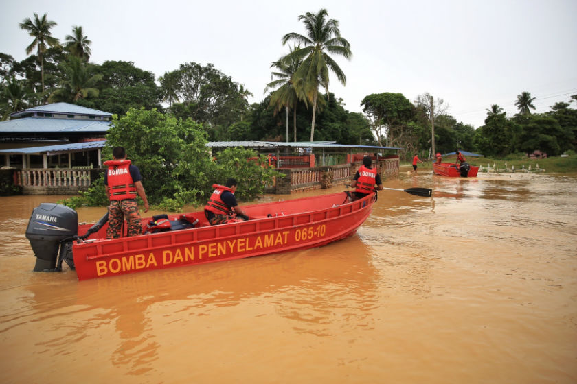 Fire and Rescue Department personnel searched for stranded residents in Temerloh, Pahang, 29 December, 2014. u00e2u20acu201d Picture by Saw Siow Feng