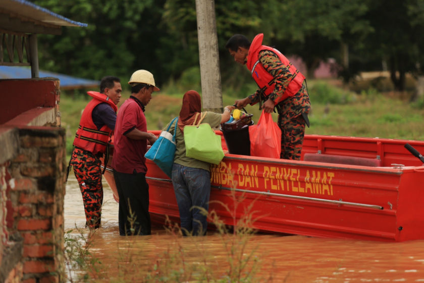 Temerloh Fire and Rescue Department personnel help to evacuate Temerloh residents who live near the Pahang River, 29 December, 2014. u00e2u20acu201d Picture by Saw Siow Feng