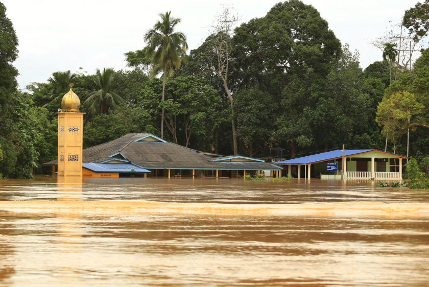 Picture shows a mosque flooded by the rising water level of the Pahang River, 29 December, 2014. u00e2u20acu201d Picture by Saw Siow Feng