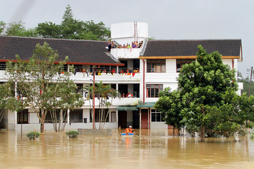 Residents in Pasir Mas district, Kelantan affected by the floods wait for help, December 29, 2014. u00e2u20acu201d Picture by Yusof Mat Isa