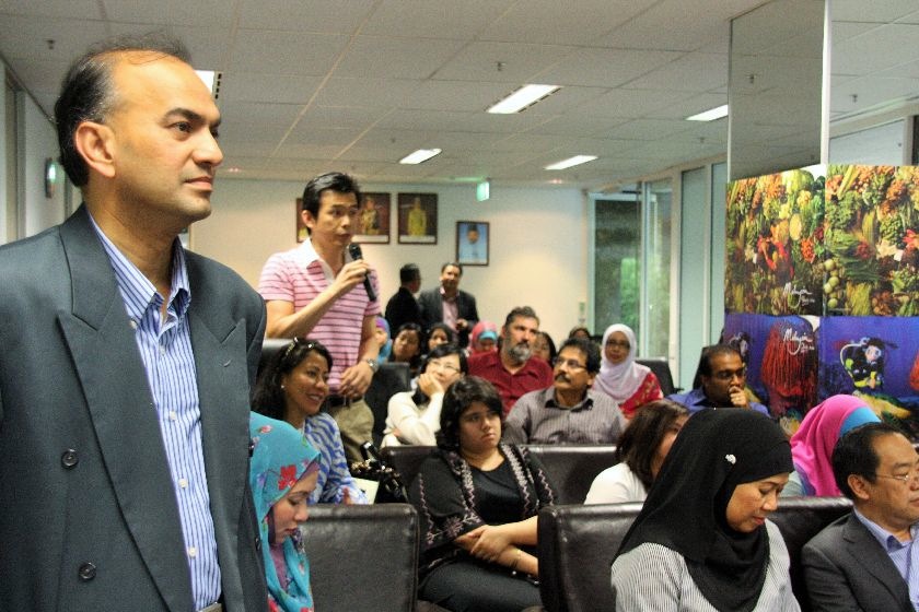 Engineer Marcus Wong putting his question to Fadillah. At left is Consulate General Datuk Dr Mohamad Rameez Yahaya.
