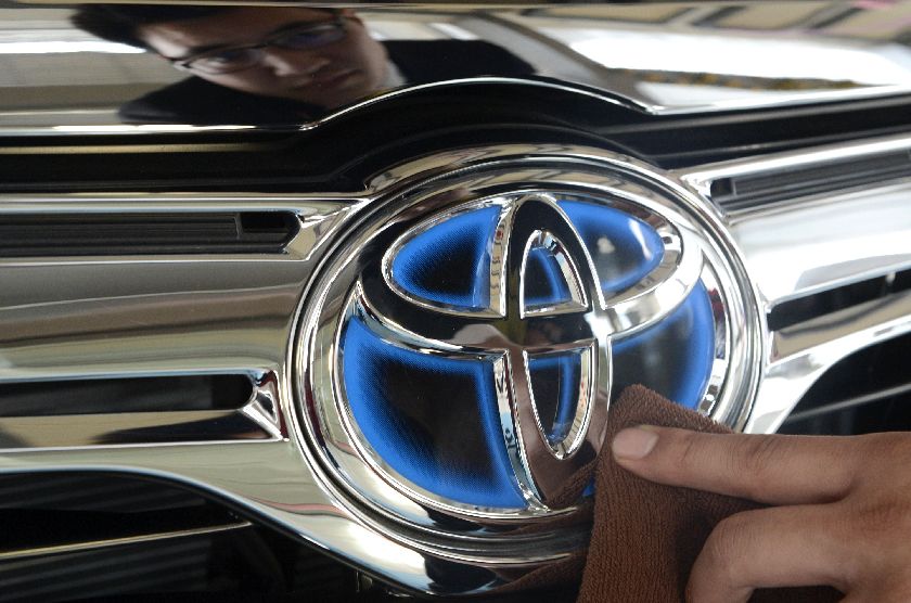 A worker cleans the logo of a Toyota car at a dealership store in Taiyuan in this October 11, 2012 file photo. REUTERS/Jon Woo