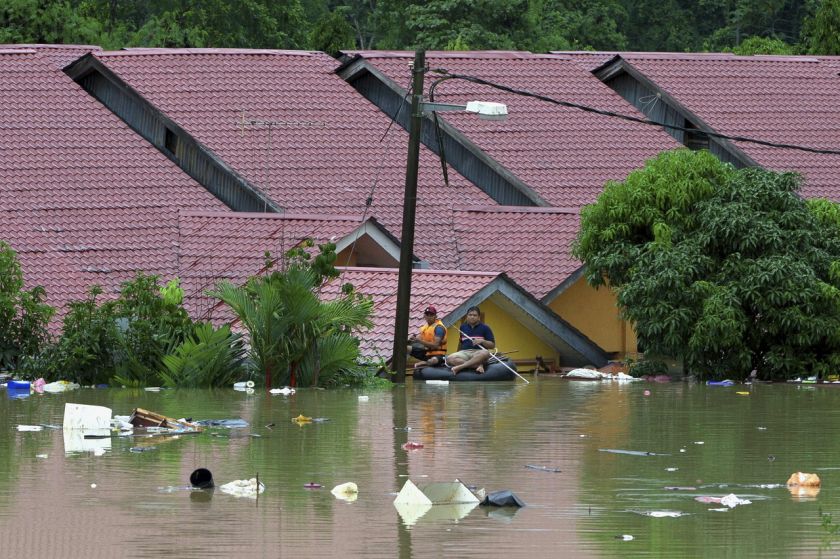 Flood waters continue to rise in Taman Bukit Sirih, December 25, 2014. u00e2u20acu2022 Bernama pic