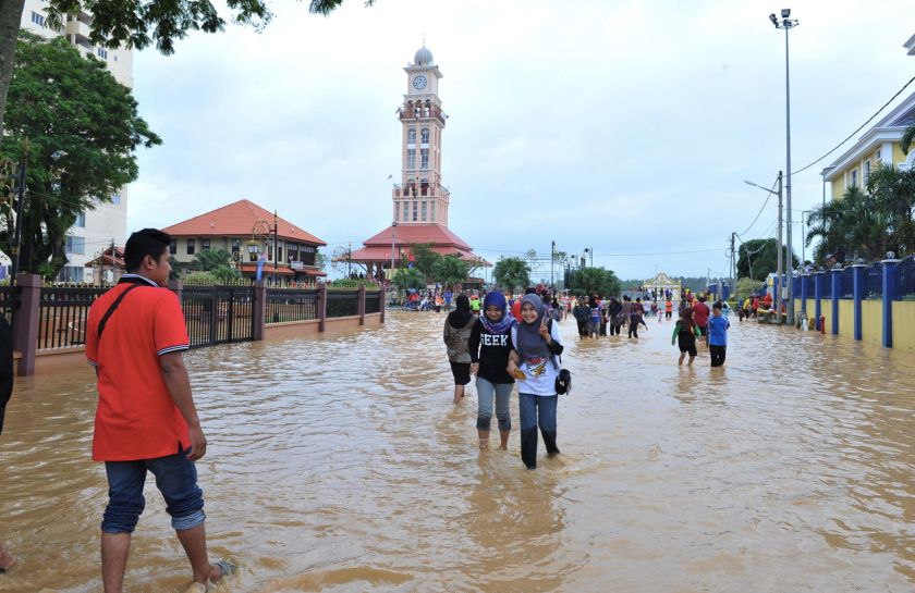 Flood conditions worsen due to the heavy rainfall and overflowing riverbanks of the Kelantan river, December 25, 2014. u00e2u20acu2022 Bernama pic