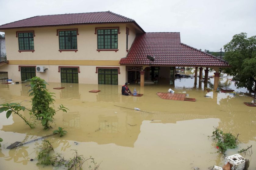 A resident of Taman Bukit Sirih is unableto return home as flood conditions worsen, December 25, 2014. u00e2u20acu2022 Bernama pic
