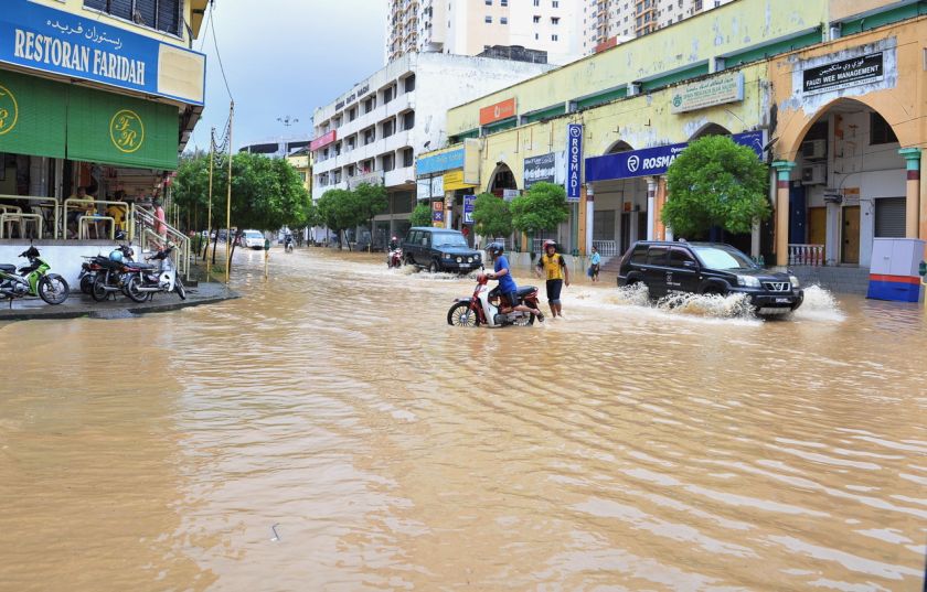 The water level at Jalan Tok Hakim continues to rise due to the heavy rainfall and overflowing riverbanks of the Kelantan River, December 25, 2014. u00e2u20acu2022 Bernama pic