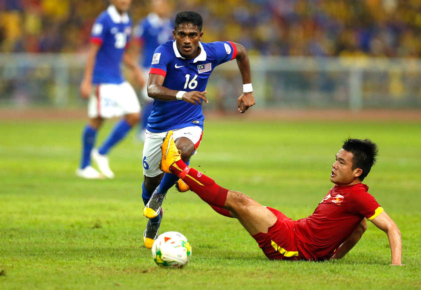 Vietnam's Ngo Hoang Thinh (right) challenges Malaysia's Kunanlan Subramaniam in the Suzuki Cup semi-final match at Shah Alam stadium December 7, 2014. u00e2u20acu201d Reuters pic