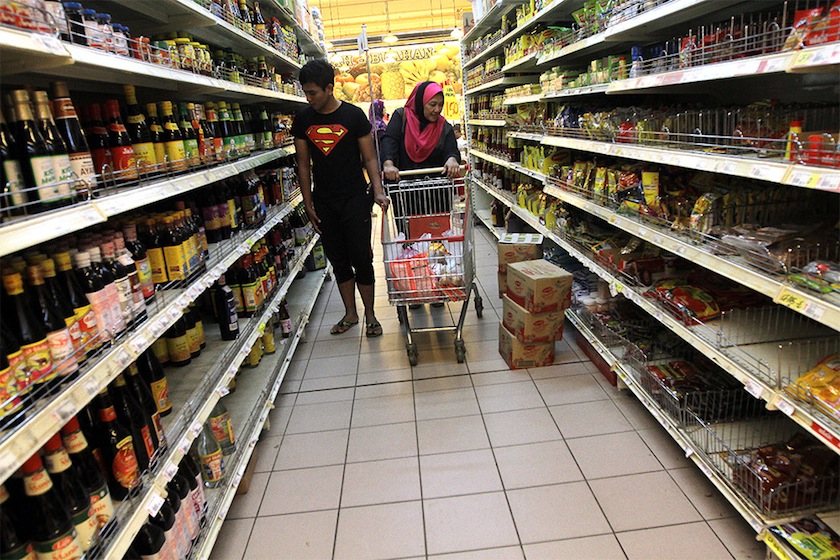 People are beginning to go out to buy goods in market gardens near daily after the flood started to recede in the Kota Baru, December 29, 2014. u00e2u20acu201du00c2u00a0Picture by Yusof Mat Isa 
