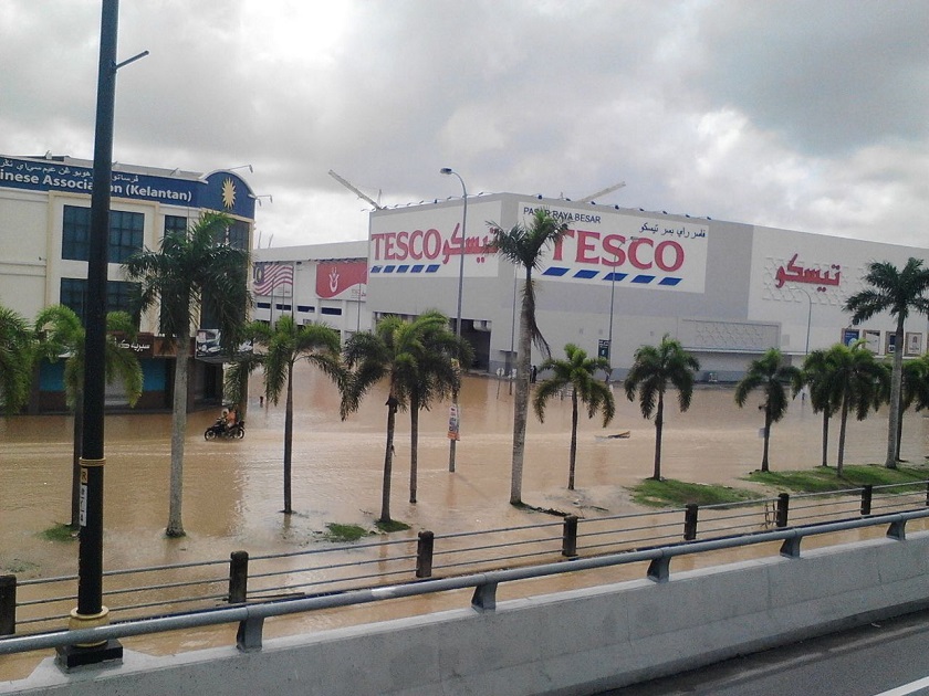 Parts of Kelantanu00e2u20acu2122s state capital, Kota Bharu, is submerged following floods that have forced over 90,000 people to evacuate their homes in the east coast of peninsular Malaysia, December 25, 2014. u00e2u20acu201d Picture by Malay Mail Online reader