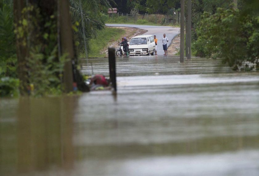 Residents of Kuala Pertang could not continue on their journey as flood worsens at Kampung Keroh, December 25, 2014. u00e2u20acu2022 Bernama pic