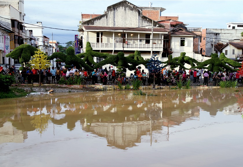 Residents watch as the rising waters inundate Kuala Kangsar, December 25, 2014. u00e2u20acu201d Bernama pic