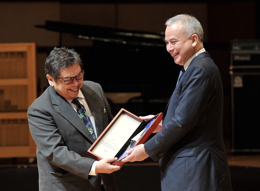 Cartoonist Datuk Mohd Nor Khalid, more popularly known as Lat, receives the Education and Community Award from Sultan Nazrin Shah at the 2014 Merdeka Awards, December 9, 2014, Kuala Lumpur. u00e2u20acu201d Bernama pic
