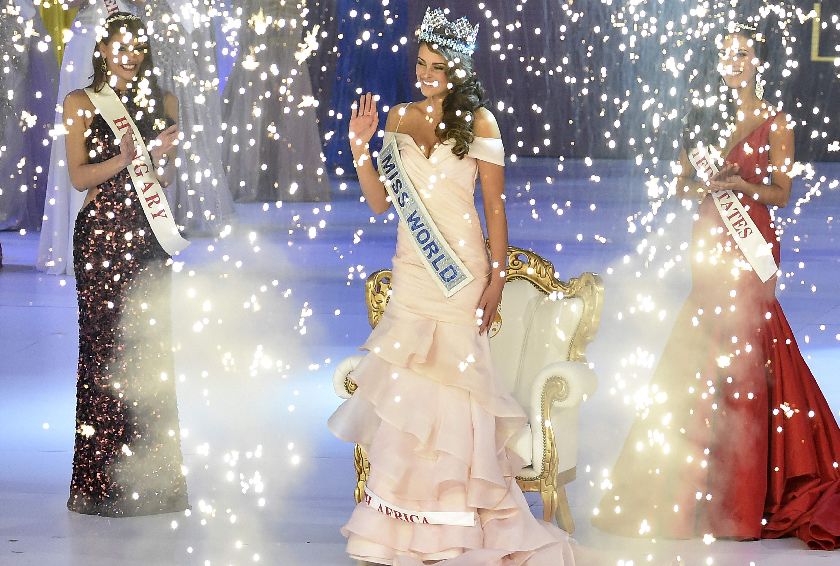 Rolene Strauss of South Africa (C) is crowned Miss World 2014, with Elizabeth Safrit of the U.S. (R) and Edina Kulczar of Hungary (L) third and runner-up respectively, at the ExCel Centre in east London, December 14, 2014. REUTERS/Toby Melville
