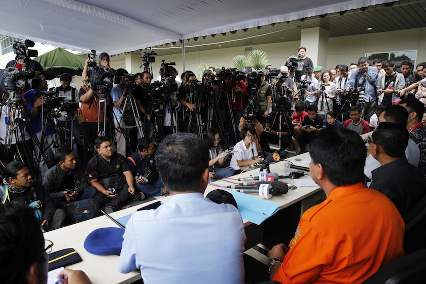 Journalists crowd during a news conference on the search and locate operation for missing AirAsia flight QZ8501, at Juanda International Airport, Surabaya December 29, 2014.u00c2u00a0u00e2u20acu201d Reuters pic