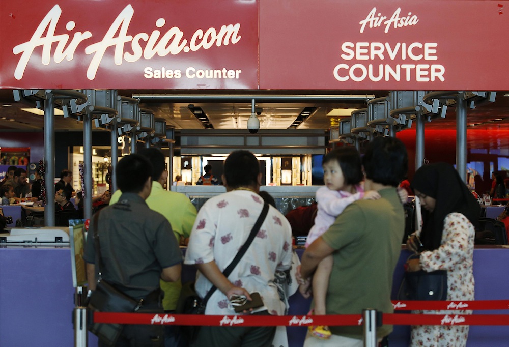 People queue at an AirAsia counter at Changi Airport in Singapore December 28, 2014. u00e2u20acu201d Reuters pic
