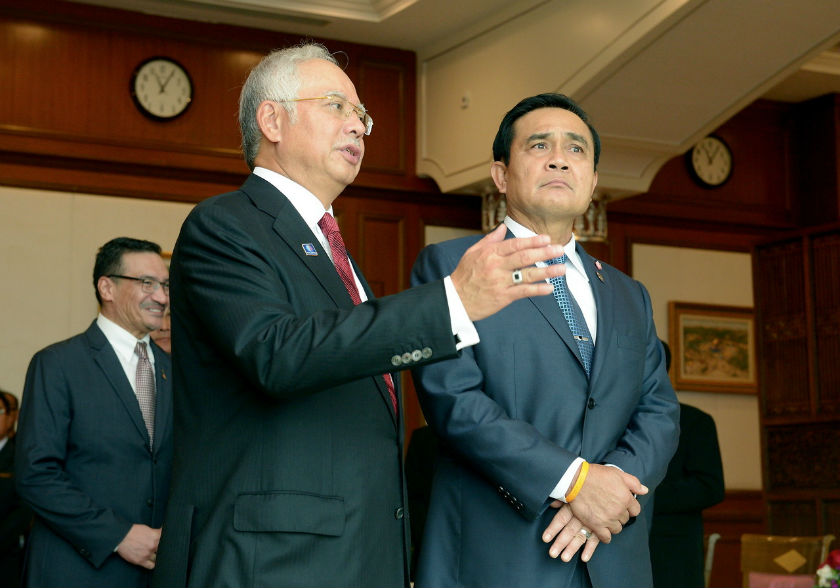 Prime Minister Datuk Seri Najib Tun Razak speaks to his Thai counterpart, General Prayut Chan-O-Cha, at the Prime Ministeru00e2u20acu2122s Office in Bangunan Perdana Putra, Putrajaya, December 1, 2014. u00e2u20acu201d Bernama pic