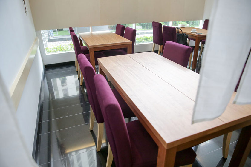 Smaller groups of 2 to 4 people can sit at the common dining area.