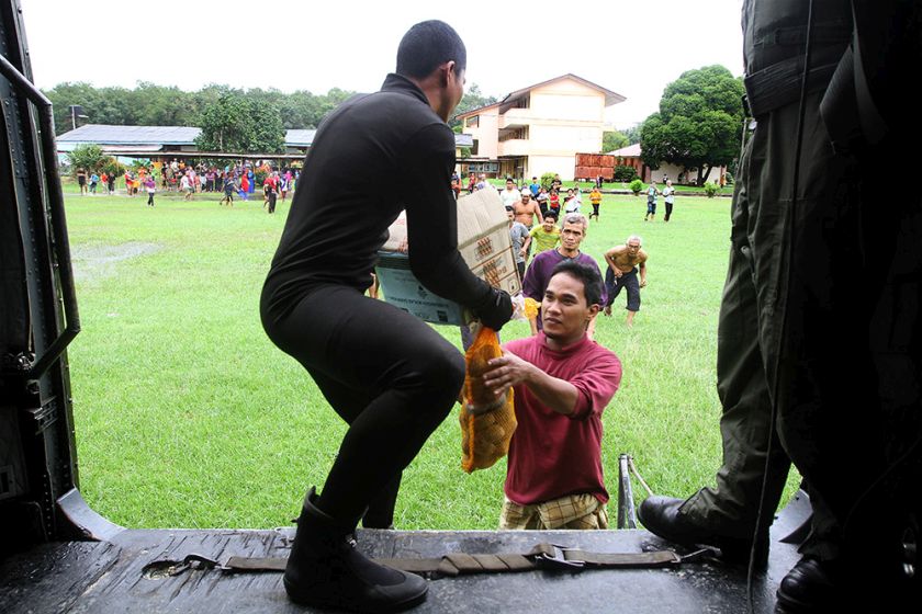 Army personnel distributing food and supplies to flood victims in Pasir Mas, Kelantan, December 29, 2014. u00e2u20acu201d Picture by Yusof Mat Isa