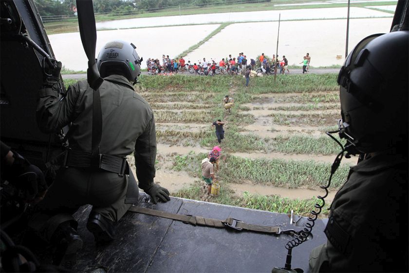 Army personnel distributing food and supplies to flood victims in Pasir Mas, Kelantan, December 29, 2014. u00e2u20acu201d Picture by Yusof Mat Isa