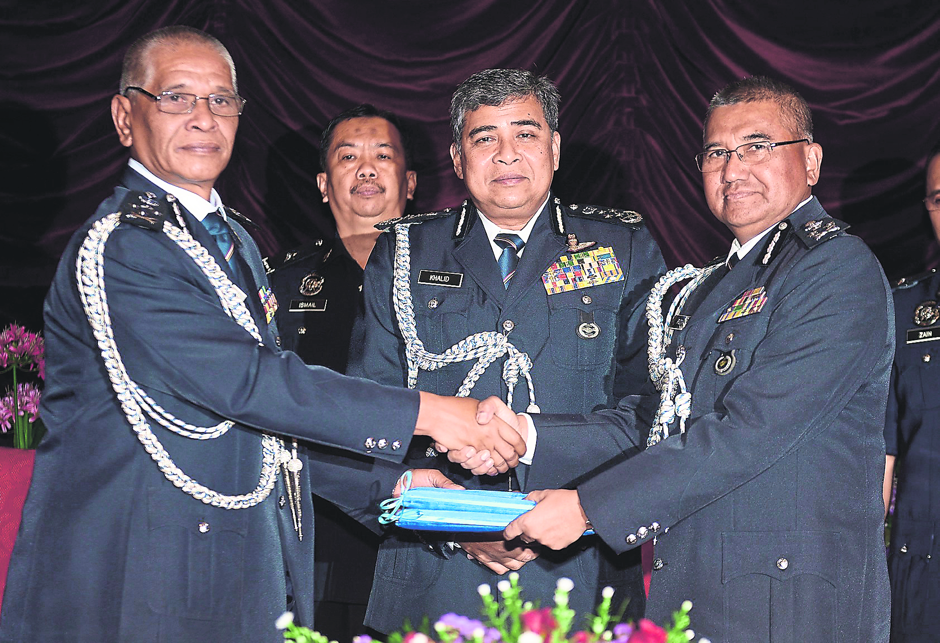 Noor Rashid (left) takes over his appointment as Deputy IGP from Fuzi, witnessed by Khalid.