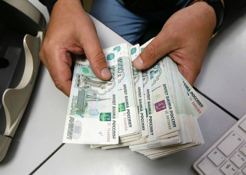 File picture shows an employee counting Russian rouble banknotes at a private companyu00e2u20acu2122s office in Krasnoyarsk, Siberia, December 17, 2014. u00e2u20acu201d Reuters pic