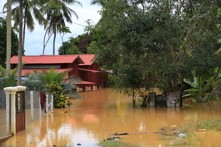 File photo shows the water level at Kampung Teluk Ira in Temerloh, Pahang, 29 December, 2014. u00e2u20acu201d Picture by Saw Siow Feng
