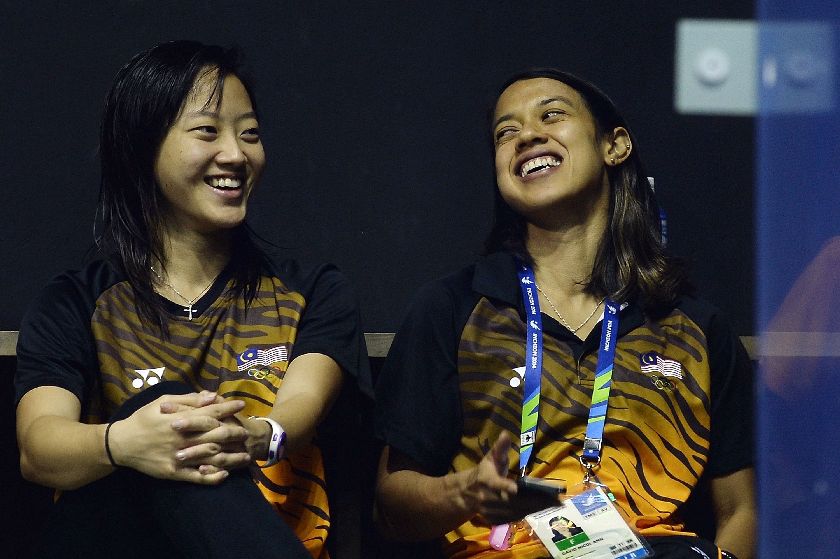 Malaysiau00e2u20acu2122s Nicol Ann David (R) and Low Wee Wern (L) share a light moment after qualifying for the womenu00e2u20acu2122s squash final at the 2014 Asian Games at the Yeorumul Squash courts in Incheon on September 22, 2014. AFP PHOTO/ MANAN VATSYAYANA