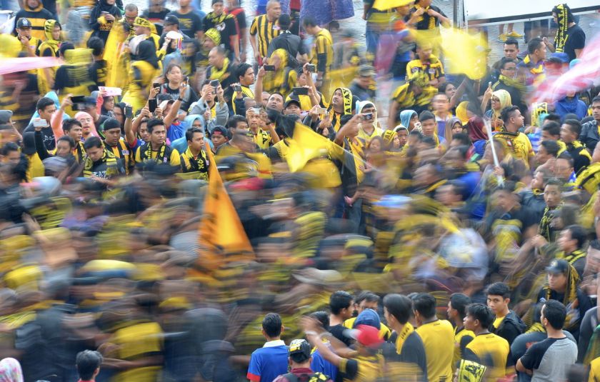 Harimau Malaya supporters throng the National Stadium in support of the national football team in their Suzuki Cup finals match against Thailand. u00e2u20acu201d Bernama pic