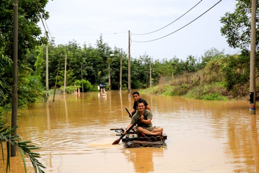 Flood victims made a raft to move from one point to another as roads are inaccessible. u00e2u20acu2022 Picture by Saw Siow Feng