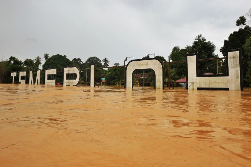 A half-submerged Temerloh sign, December 29, 2014. ― Picture by Saw Siow Feng