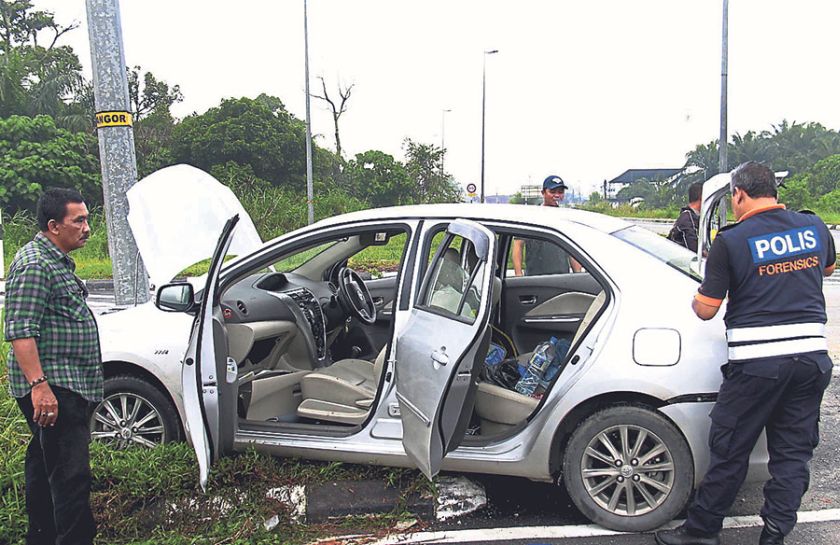 The suspects refused to stop and crashed their car into a lamp-post in Klang yesterday. 