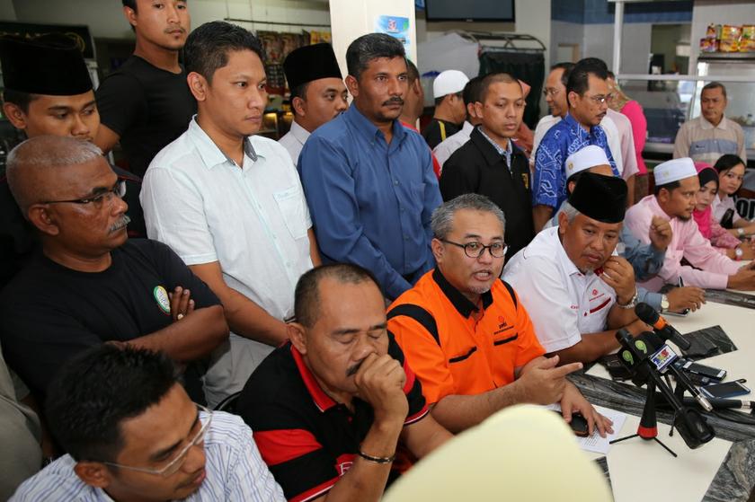 Muslim NGOs gathered at Meru, Klang calling themselves a coalition named the Klang Muslims Solidarity Secretariat, which included NGOs such as Ikatan Muslimin Malaysia (Isma). u00e2u20acu201d Picture by Saw Siow Feng 