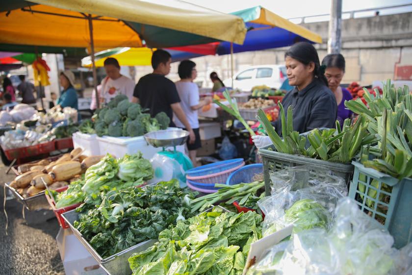 Vegetable sellers setting up their stall at the market Puchong Jaya Market, Kuala Lumpur, January 26, 2014.  u00e2u20acu201d Picture by Saw Siow Feng