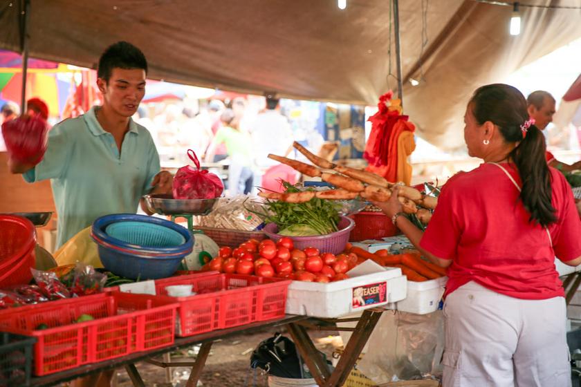 Vegetable sellers setting up their stall at the market Puchong Jaya Market, Kuala Lumpur, January 26, 2014.  u00e2u20acu201d Picture by Saw Siow Feng